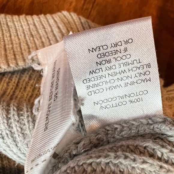 Cozy sweater with cutouts on shoulders, very cute! Great for summer nights - Picture 3 of 5